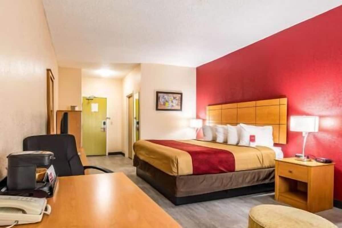 Escritorio, tabla de planchar con plancha, wifi gratis y ropa de cama