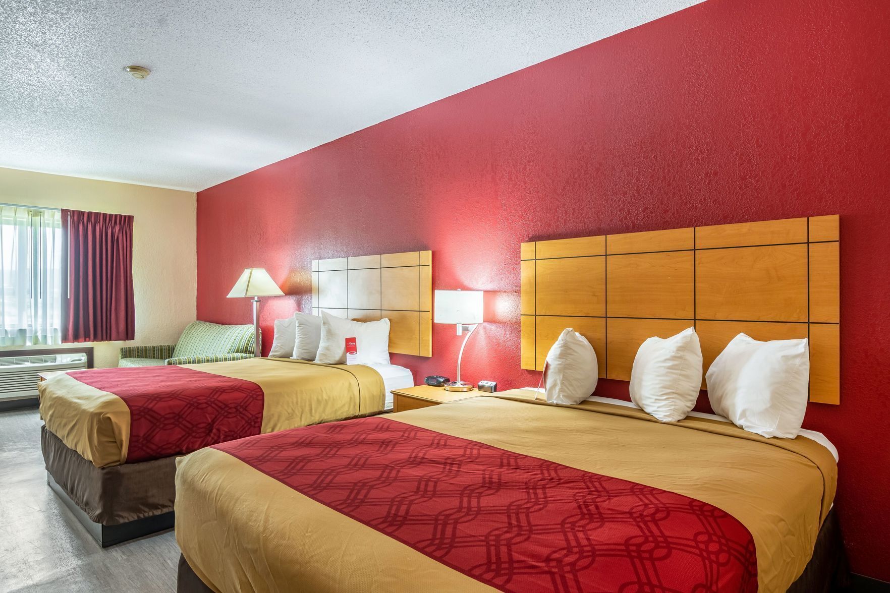 Escritorio, tabla de planchar con plancha, wifi gratis y ropa de cama 