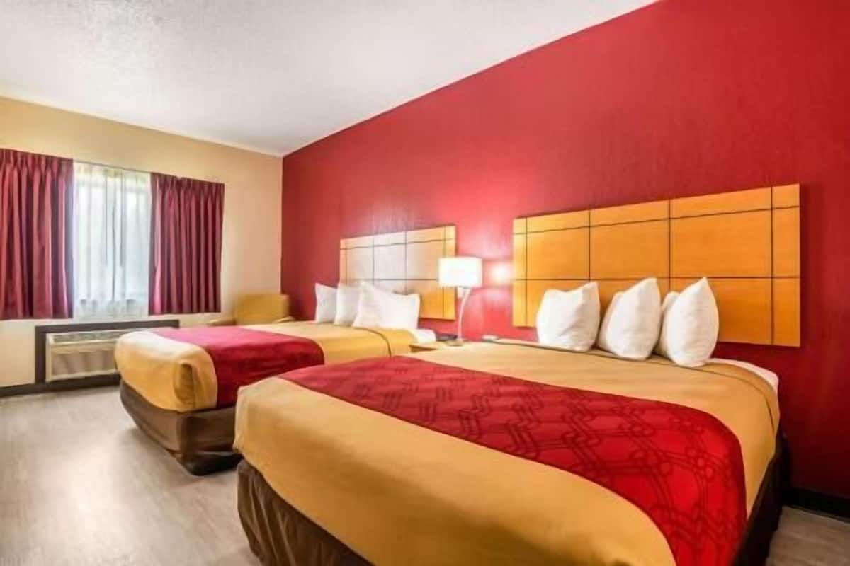 Escritorio, tabla de planchar con plancha, wifi gratis y ropa de cama