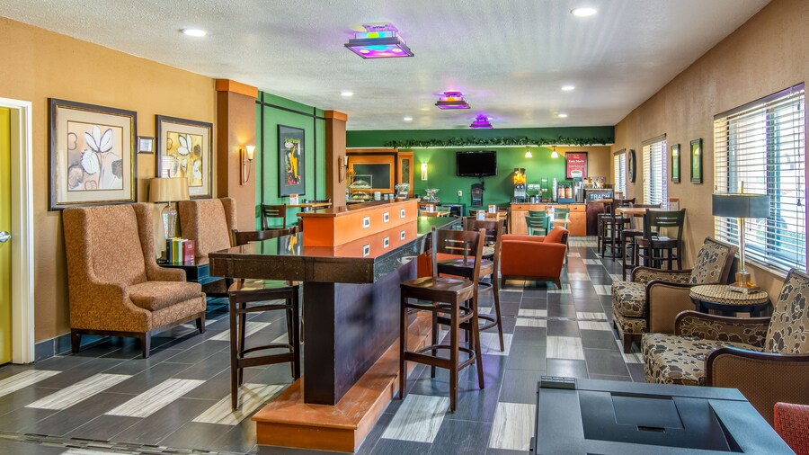 Econo Lodge Topeka at Wanamaker