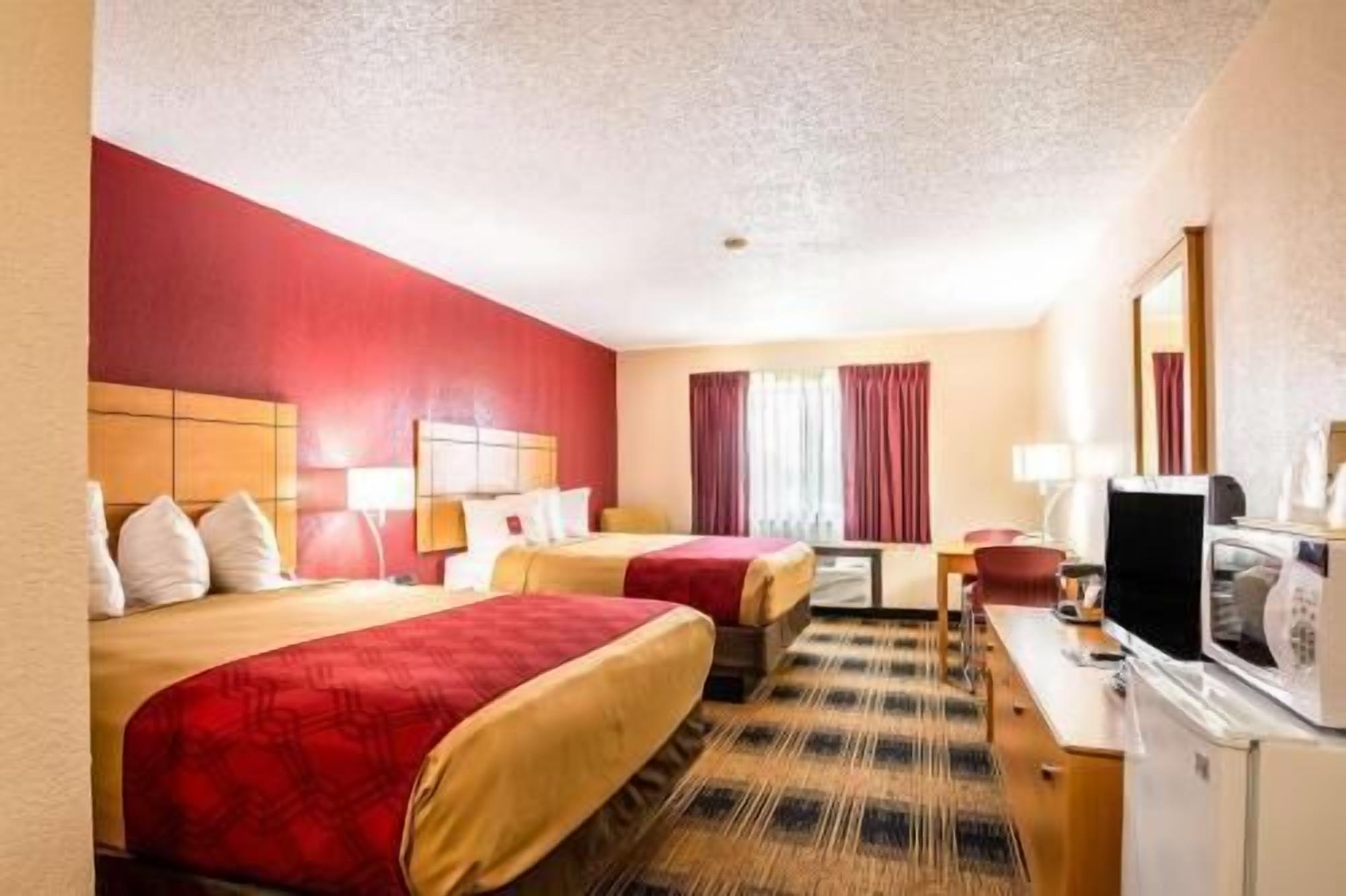 Escritorio, tabla de planchar con plancha, wifi gratis y ropa de cama 