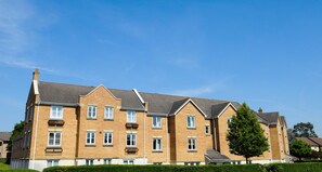 Decoración personalizada y espacio para trabajar con laptop 