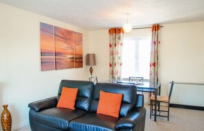 En 40-tommers smart-TV med digitale kanaler samt strømmetjenester