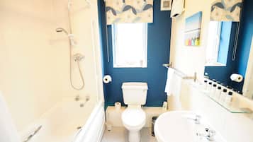 Combined shower/bathtub, rainfall showerhead, free toiletries