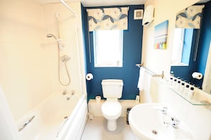 Combined shower/tub, rainfall showerhead, free toiletries, hair dryer - Your Stay Bristol Orchard Gate (Bristol)