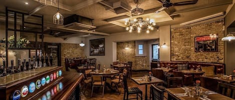 Serverer lunsj og middag