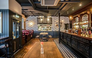 ランチ、ディナーに営業