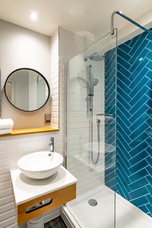 Shower, hair dryer, towels