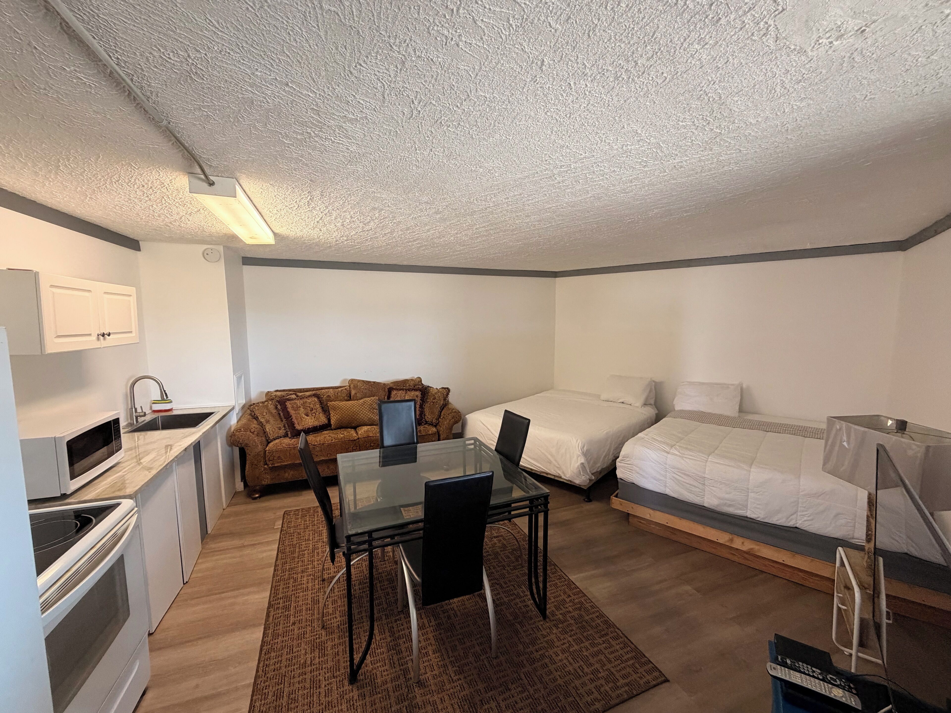 Family Suite, Kitchenette | Desk, free WiFi, bed sheets