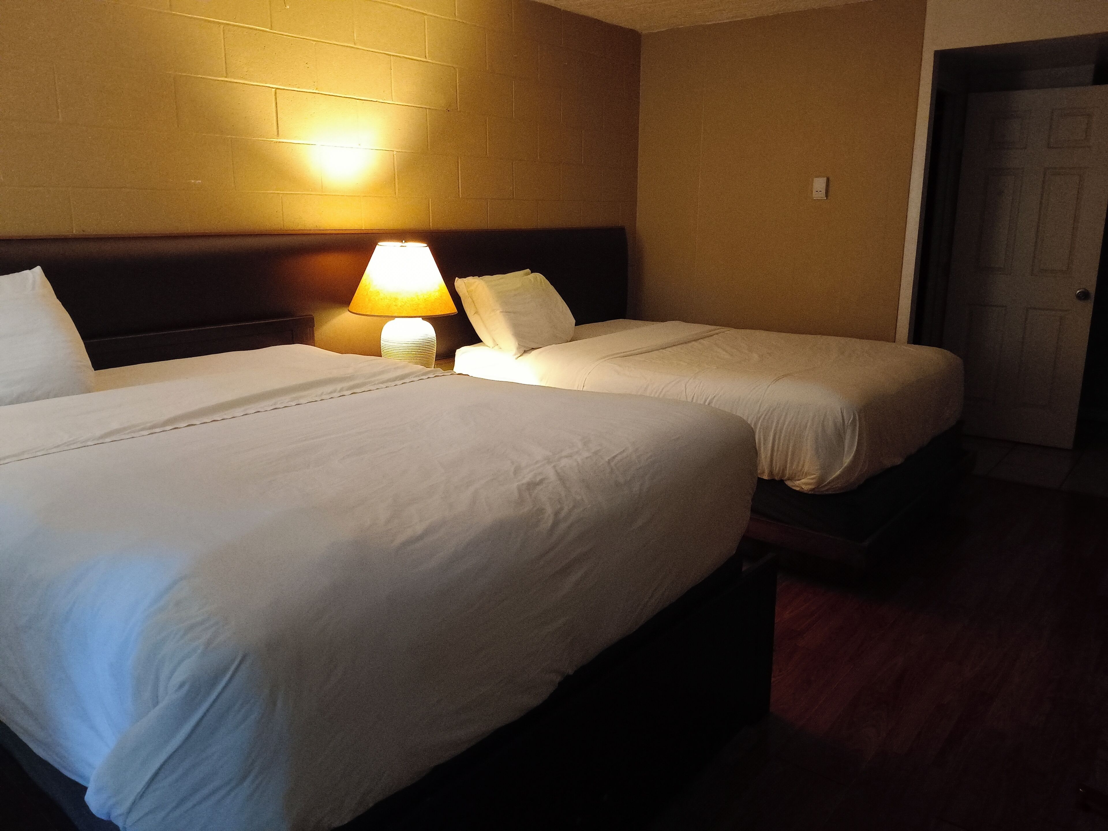 Escritorio, wifi gratis y ropa de cama 
