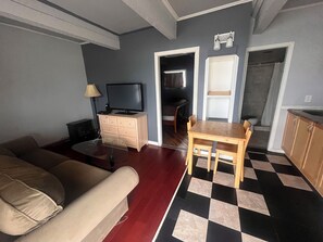 Desk, free WiFi, bed sheets - Caravan Motel (Fort St. John)