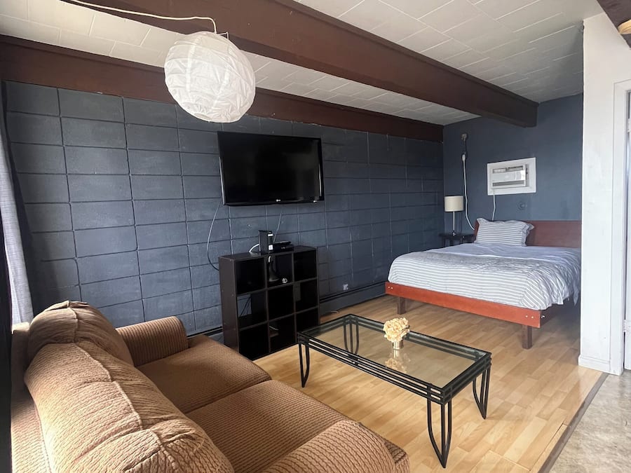 Escritorio, wifi gratis y ropa de cama