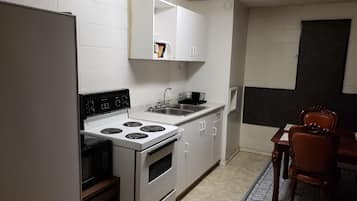 Family Suite, Kitchenette | In-room dining