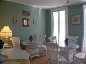Breakfast area - Walden on the Pond Hotel (Spring Lake)