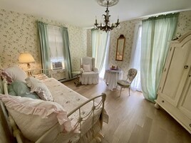 Suíte conforto, várias camas, banheiro privativo | Roupas de cama premium, edredons de pluma, individualmente decorados