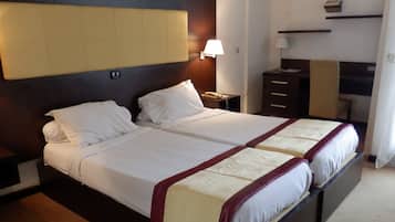 Zweibettzimmer | Hochwertige Bettwaren, Betten mit Memory-Foam-Matratzen, Schreibtisch
