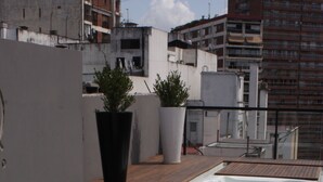 A rooftop terrace with a hot tub, tiled flooring, and potted plants. - IQ Callao by Recoleta Apartments (Buenos Aires)