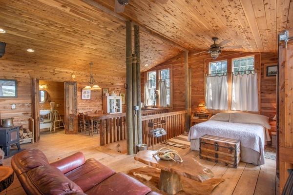 Room (Overlook Suite - Private Bathroom) | Living area