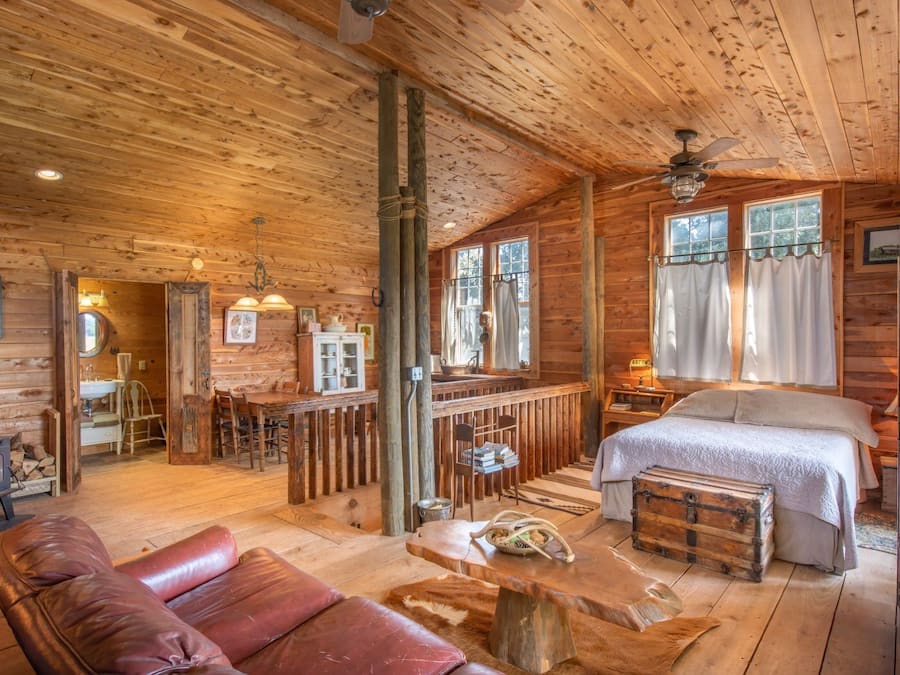 Room (Overlook Suite - Private Bathroom) | Living area