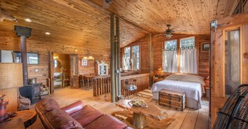 Room (Overlook Suite - Private Bathroom) | Living area