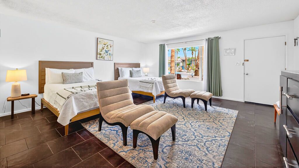 Habitación doble estándar, baño privado (Double Queen Room ) | Edredón, camas Tempur-Pedic, muebles diferentes y cortinas blackout 