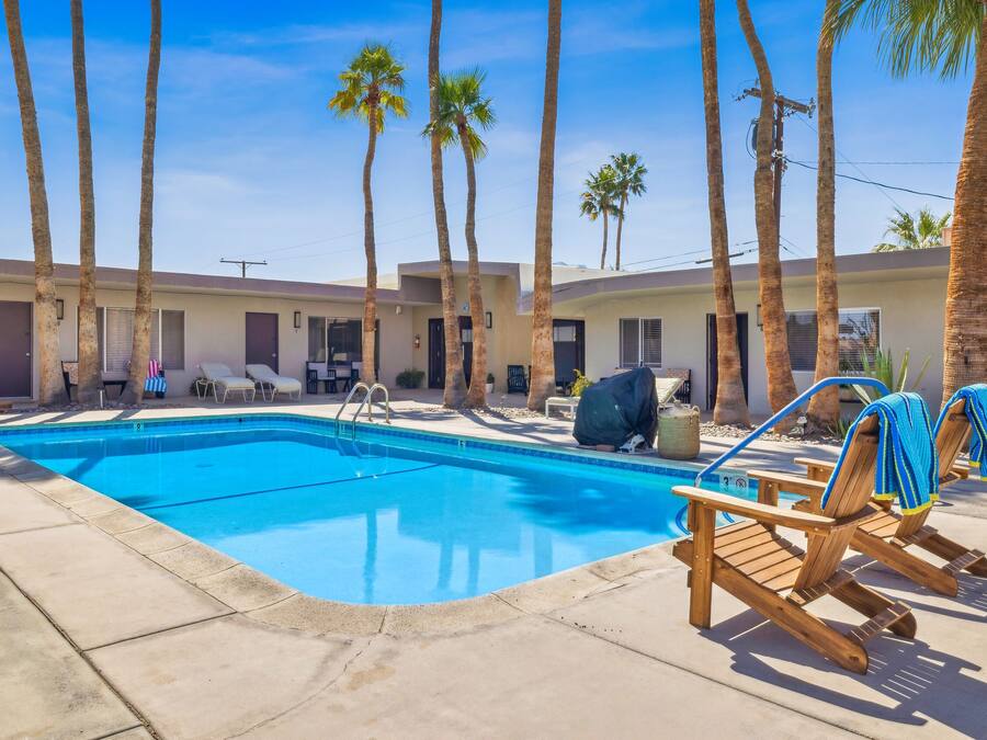 Een binnenzwembad, een buitenzwembad en ligstoelen