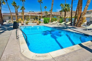 Alberca al aire libre y camastros