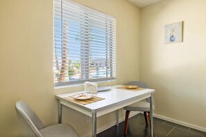 Full-size fridge, microwave, oven, coffee/tea maker - Lido Palms Resort and Spa (Desert Hot Springs)