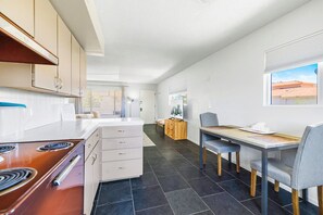 Refrigerador con congelador, microondas, horno y parrilla de estufa 