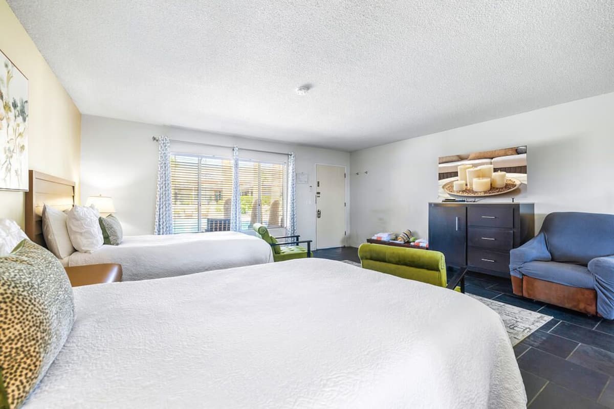 Chambre Standard double, salle de bain privée (Double Queen Room ) | Couette en duvet, lit avec matelas Tempur-Pedic, ameublement unique