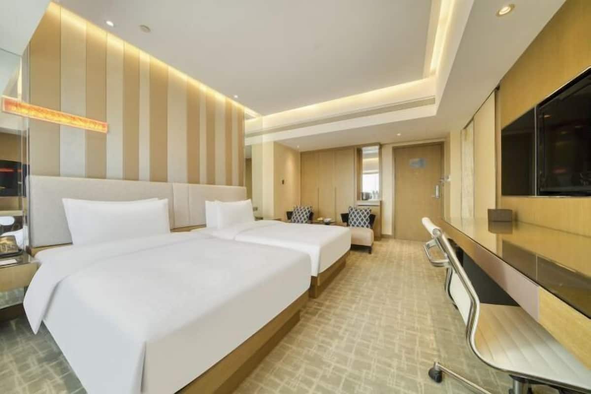 Premium bedding, down comforters, minibar, in-room safe