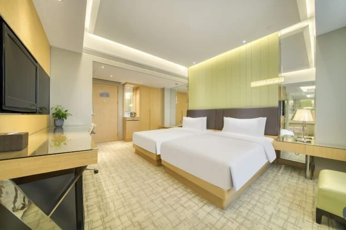 Premium bedding, down comforters, minibar, in-room safe
