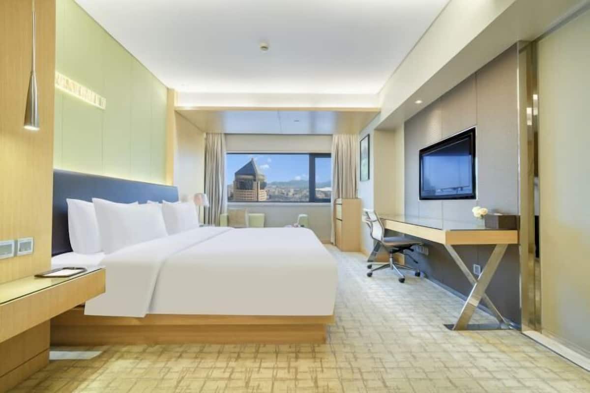 Premium bedding, down comforters, minibar, in-room safe