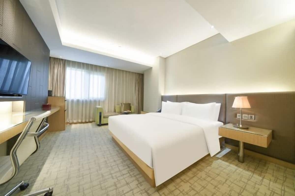 Premium bedding, down duvets, minibar, in-room safe