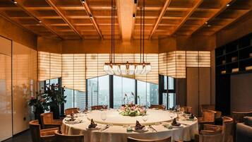 5 restaurants, breakfast served