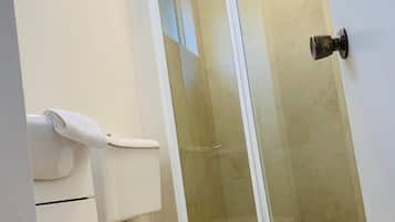 Suihku, ilmaiset hygieniatuotteet, hiustenkuivaaja, pyyhkeet