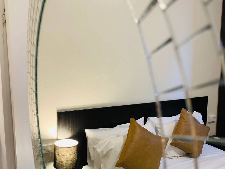 Deluxe Room, 1 Queen Bed, Non Smoking | Desk, soundproofing, iron/ironing board, free WiFi