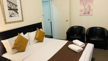 Meja, kalis bunyi, seterika/papan seterika, Wi-fi percuma