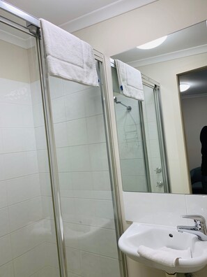 Enkeltrom | Bad | Dusj, toalettartikler (inkludert), hårføner og håndklær