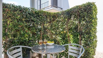 Habitación estándar, varias camas | Terraza o patio