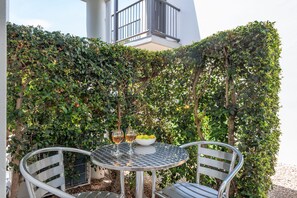 Habitación estándar, varias camas | Terraza o patio