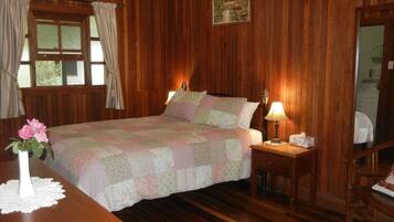 Bureau, fer et planche Ă repasser, Wi-Fi gratuit, draps fournis