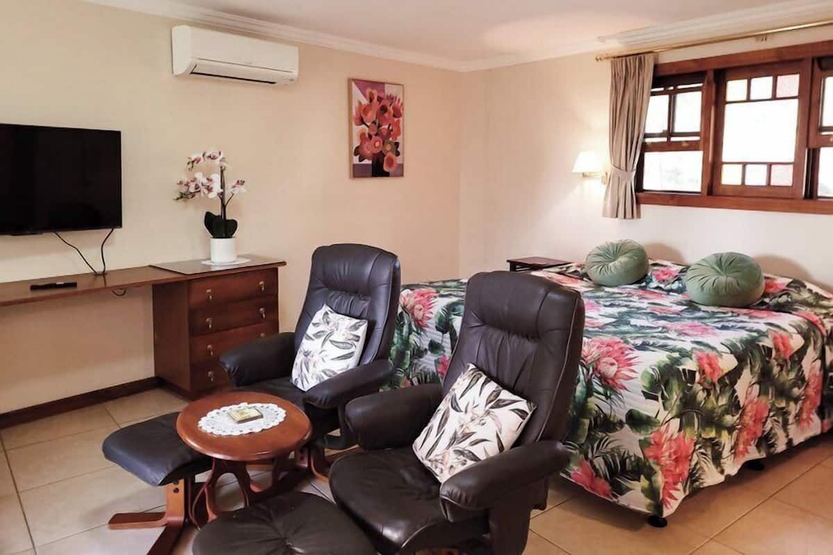Studio | Desk, iron/ironing board, free WiFi, bed sheets