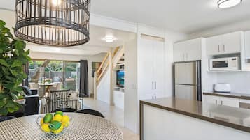 Departamento Premium, 2 habitaciones, balcón | Cocina privada | Refrigerador con congelador, microondas, horno y parrilla de estufa