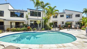 3 albercas al aire libre, acceso de 07:30 a 08:30, y camastros