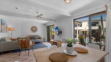 En 111111111111111-tommers smart-TV med digitale kanaler samt TV