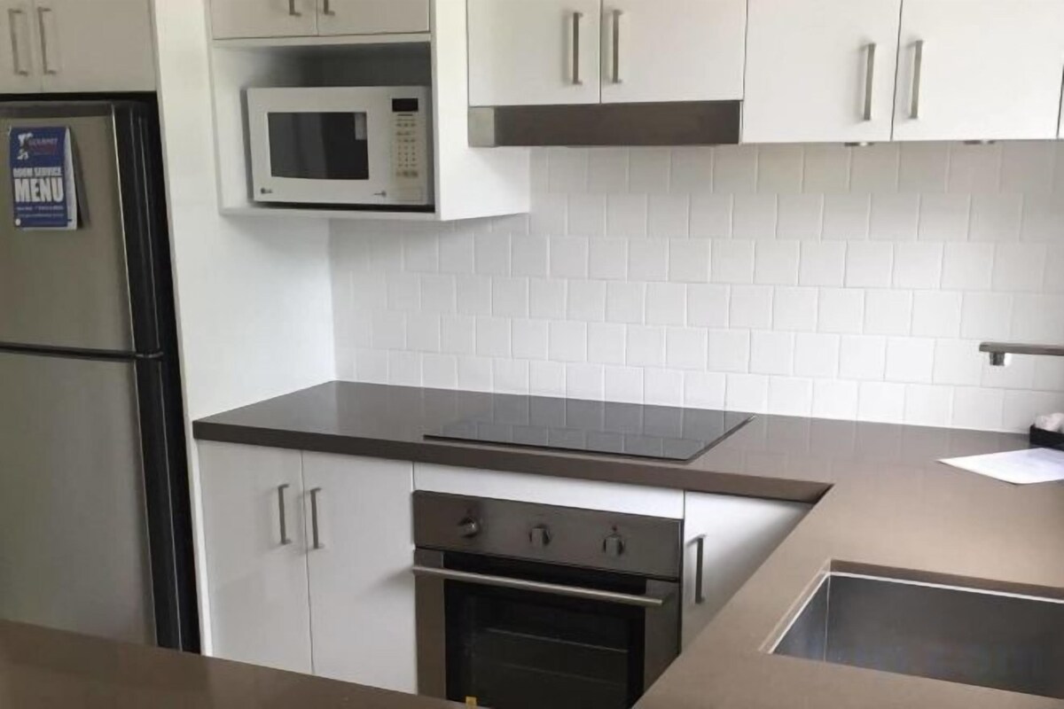 Private kitchen | Full-size fridge, microwave, oven, stovetop