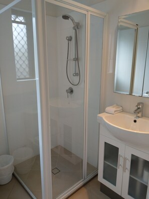 Villa, 3 Bedrooms, Ground Floor | Bathroom | Combined shower/tub, hair dryer, towels - Nautilus Noosa Holiday Resort (Noosaville)