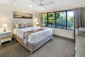 2 habitaciones, muebles diferentes y tabla de planchar con plancha 