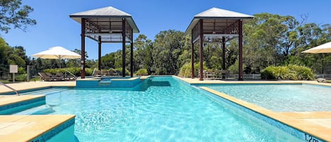 4 outdoor pools, pool loungers